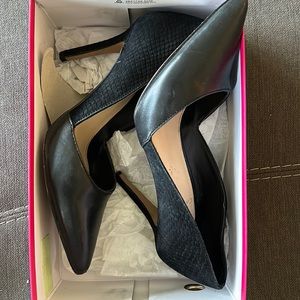 Vince camuto black pointy toe pumps with different textures